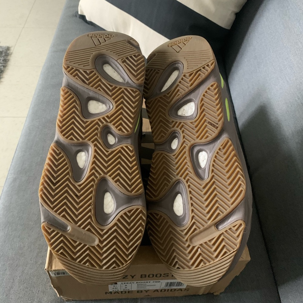 Yeezy boost 700 mauve‎ in a 9.5 - Picture 6 of 13